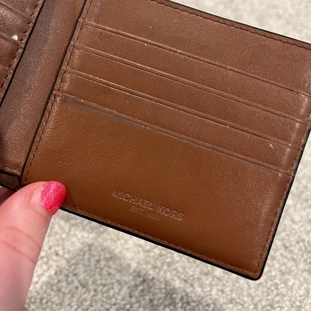 Michael Kors Harrison Slim Billfold Folding Leather Wallet in‎ Brown